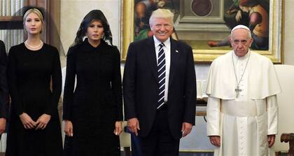 Ivanka, Melania, Trump y el Papa, ayer en la biblioteca apostólica