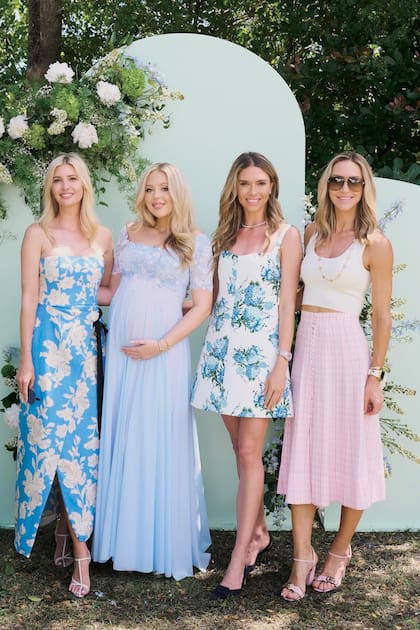 Ivanka,
su hermana
menor, Bettina
Anderson (novia
de Donald Trump
Jr.) y Lara Trump
(mujer de Eric
Trump)