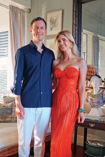 Ivanka Trump, acompañada por su marido, Jared Kushner, con un vestido rojo plisado