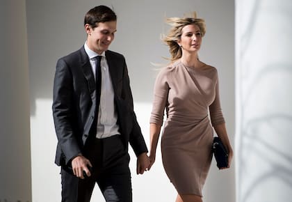 Junto a su marido, con vestido envolvente