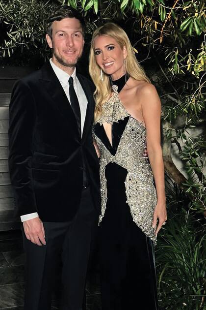 Ivanka Trump, con un vestido de Roberto Cavalli en negro y plateado, junto a su marido, Jared Kushner.