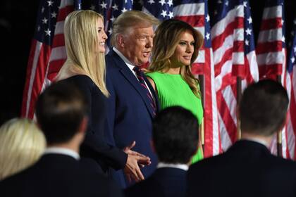 Ivanka Trump, junto a su padre Donald Trump y Melania Trump, durante la convención republicana