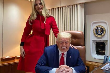 Ivanka Trump junto a su padre, el presidente saliente de Estados Unidos, Donald Trump