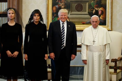 Ivanka Trump, la primera dama Melania Trump y el presidente de Estados Unidos, Donald Trump, junto al papa Francisco durante una reunión en el Vaticano, el 24 de mayo de 2017. (AP Foto/Evan Vucci, archivo)