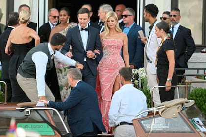 Ivanka Trump lució un llamativo vestido rosa bordado con piedras