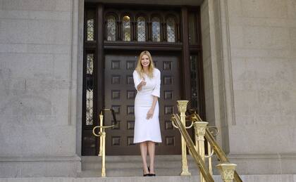 Mangas acampanadas vuelo irregular en este look de octubre de 2016