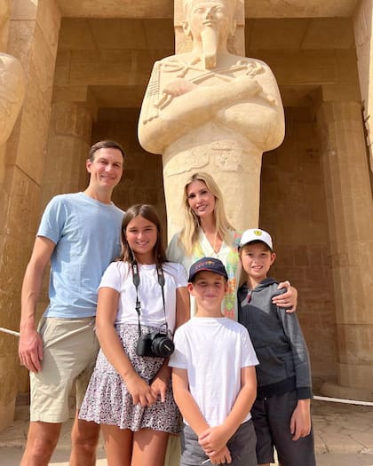 Ivanka Trump, su esposo Jared Kushner y sus tres hijos