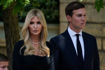 Ivanka Trump y Jared Kushner llegan al funeral de Ivana Trump, el miércoles 20 de julio de 2022, en Nueva York.  