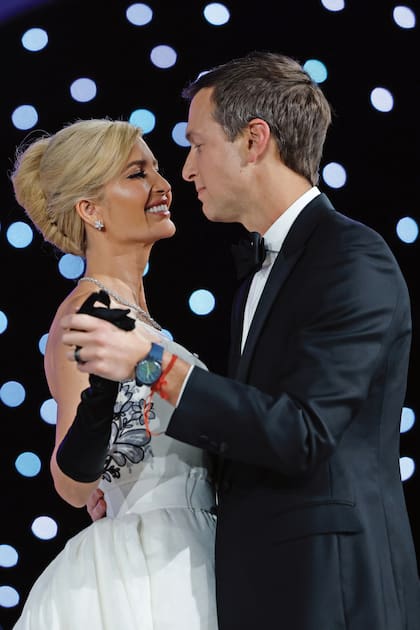 Ivanka Trump y Jared Kushner, yerno del Presidente, se lucieron en la pista del Liberty Ball.