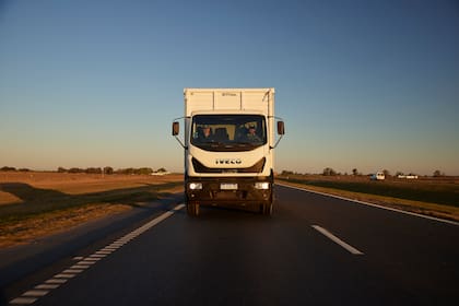 IVECO es el único fabricante mundial en cubrir con una gama completa de gas, desde vehículos comerciales, ligeros, medianos y pesados a camiones pesados articulados, el transporte de larga distancia.