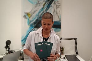 Atravesó una enfermedad terminal y escribió poemas para las dos enfermeras que le salvaron la vida