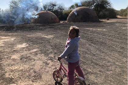 - Ivette Loto tiene 5 años y vive en Los Tigres, en Santiago del Estero. Le encanta andar en bici y jugar en la hamaca hecha de cables que le construyó su papá.
