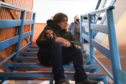 Ivette Lozano, de Chihuahua, México, sostiene a su perra Ramona en un hotel en Suceava, Rumania, cerca de la frontera con Ucrania. Lozano, quien se casó con un ucraniano hace un año, espera regresar a México esta semana en un avión provisto por su gobierno mientras su esposo se queda para combatir la invasión rusa