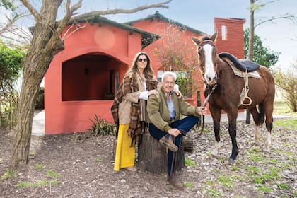 Ivo posa con María Laura, su pareja desde hace cuatro años. Junto con ellos, Bruno, uno de los caballos que hay en la chacra de San Andrés de Giles, propiedad de su hermano Alejandro.