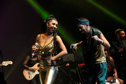 Ivonne en plena performance con su compañero. La ex Bandana no sólo brilló por su voz sino también por su outfit en dorado