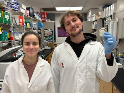 Ixchel Robles Ruiz y Franco Kraiselburd en el laboratorio de Asclepii