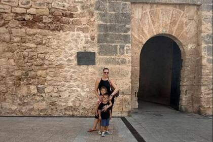 Izabela junto a sus hijos, en una visita a un antiguo castillo español