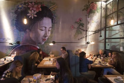 Izakaya, la cadena de bares de Sushi Pop, apuesta a locales descontracturados