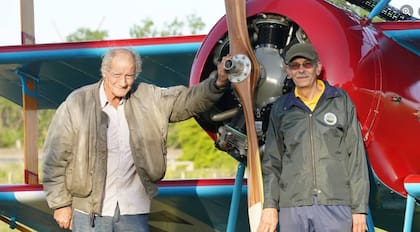 (Izq. a der) Antonio García y Héctor Puga protagonistas de esta gran historia que los unió como constructores y creadores de la réplica del triplano Fokker Dr.I que perteneció a Manfred Von Richthofen, el reconocido as alemán llamado el Barón Rojo. (Gentileza Facebook Héctor Puga).