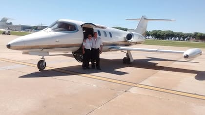 Izq. a der. Ricardo Sproviero y Gabriel Romero en Aeroparque junto al jet Gates Learjet 25-D (LV-WLG). (Fotografía gentileza Gabriel Romero).