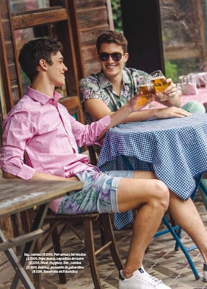 Izq., camisa ($ 1300, Perramus), bermudas ($ 2500, Pepe Jeans), zapatillas de cuero ($ 2250, Hush Puppies). Der., camisa ($ 1890, Bolivia), pantalón de gabardina ($ 1190, Basement en Falabella)