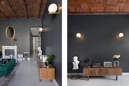 El frente de chimenea de mármol "es una fantasía que da tanto luz como calidez”. El puf capitoné se usa como mesa ratona o como un anexo para armar una chaise longue. Der.: aparador de diseño escandinavo (Ikea) y apliques de Flos.