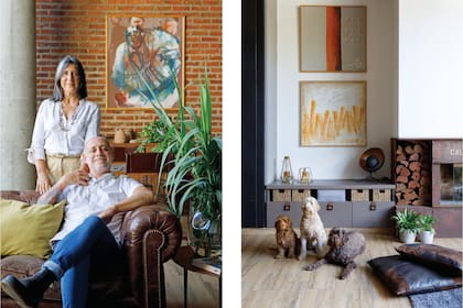 Izq.: En el sillón ‘Chesterfield’ de cuero (Fradusco), los dueños de casa. Detrás de los perros Labradoodle, cuadros pintados por Andrea Camacho, fanales en vidrio y cobre (Coto), lámpara ‘Satélite’ (Binomio Arquitectura & Diseño), plantas (Ciudad Naturaleza) en macetas (Mancha Objetos).