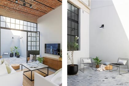 Mueble bajo la TV, en petiribí (Ideï Arquitectura). En el patio del fondo, piso hexagonal artesanal (Ereva Cementicios) y sillones (Foster Muebles).