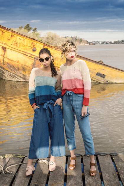 Izq. Suéter de hilo y pantacourt con lazo (Clara Ibarguren), slippers de cuero (Vitamina), anteojos de sol con marco de acrílico (Las Pepas) Der. Suéter de hilo (Clara Ibarguren), pantacourt con lazo (Vitamina), sandalias de cuero (Hush Puppies)