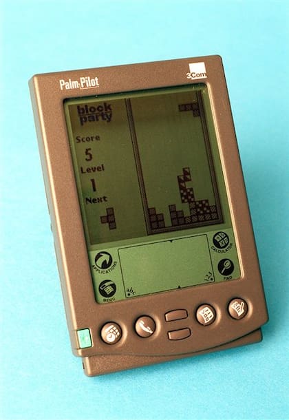 Una PalmPilot (1997) con chip a 16 MHz y 512 KB de RAM
