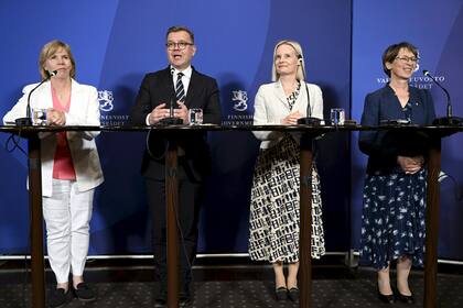 Izquierda a derecha, la presidenta del Partido Popular Sueco de Finlandia, Anna-Maja Henriksson; el presidente del Partido Coalición Nacional, Petteri Orpo; la presidenta del Partido Los Finlandeses, Riikka Purra, y la presidenta del Partido Demócrata Cristiano, Sari Essayah, anuncian el programa del nuevo gobierno en Helsinki, Finlandia, 15 de junio de 2023. (Heikki Saukkomaa/Lehtikuva via AP)