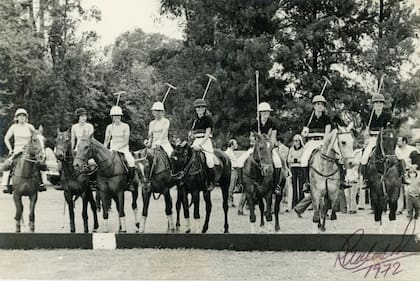 Izquierda, el equipo Mar del Plata; derecha, el equipo La Concepción; muchas de las jugadoras de ambos equipos eran y todavía son amigas cercanas