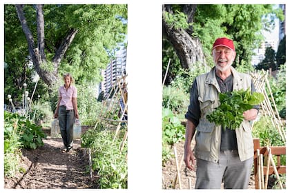 Izquierda: en el verano, la tarea más importante en el cultivo de flores y hortalizas es el riego. Derecha: en los días de trabajo se cosecha y se comparten los frutos de la huerta.