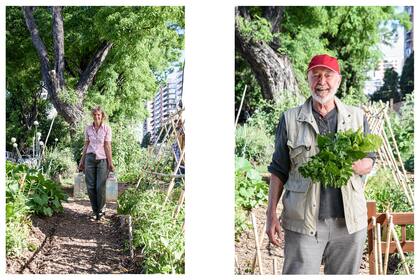 Izquierda: en el verano, la tarea más importante en el cultivo de flores y hortalizas es el riego. Derecha: en los días de trabajo se cosecha y se comparten los frutos de la huerta.