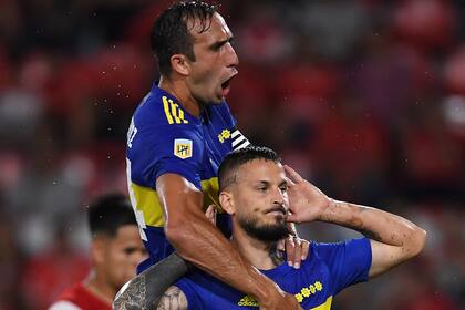 Izquierdoz celebra con Benedetto el primer gol de Boca Juniors en el partido.