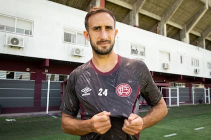 Izquierdoz muestra orgulloso el escudo de Lanús, club donde tuvo tres etapas
