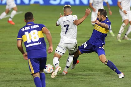 Izquierdoz (subcapitán de Boca detrás de Tevez) y Fabra, en una escena del partido con Talleres, antes de que entre los defensores se peleen