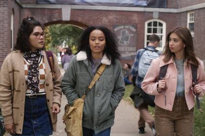 Izzy (Belissa Escobedo), Becca (Whitney Peak) y Cassie Traske (Lilia Buckingham)