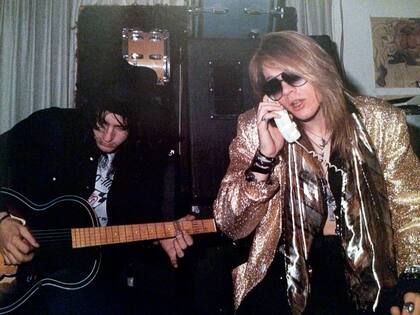 Izzy Stradlin, guitarrista de aquellos tiempos (dejó la banda en 1991), era amigo de la secundaria de Axl y llegó a Los Ángeles cargado de riffs endemoniados. Ambos nacieron en Lafayette, Indiana, en 1962