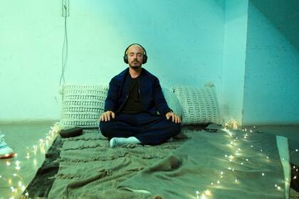 Antes del gran concierto y para bajar su ansiedad, Balvin medita en una sala preparada exclusivamente para que pueda estar tranquilo