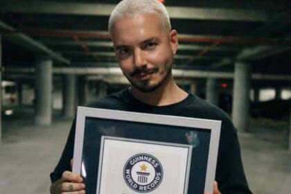 J Balvin con el certificado Guinness Record