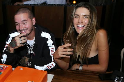J Balvin junto a su novia argentina, en mayo pasado, celebrando su cumpleaños