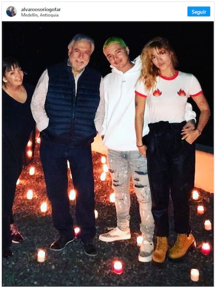 J Balvin junto a su padre Álvaro, su madre Alba Mery y su hermana Carolina