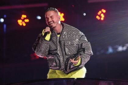 J. Balvin protagonizó su vuelta a los
escenarios luego de haber anunciado junto a
su novia, la modelo argentina Valentina Ferrer,
que serán padres por primera vez. 