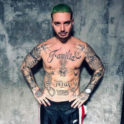 J Balvin tiene la palabra "familia" tatuada en el centro del pecho; el artista tiene múltiples tatuajes que comenzó a hacerse a sus 12 años