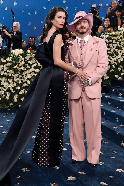 J Balvin y Valentina Ferrer
deslumbraron como pareja
en la Gala del Met. La
modelo argentina lució
un original vestido bicolor
con lunares, mientras que
el cantante colombiano
sorprendió con un traje con
chaleco y sombrero, todo
en rosa. Ambas creaciones
llevan la firma de Marc
Jacobs.