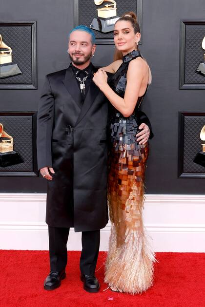 J Balvin y Valentina Ferrer: el músico lució un traje de Givenchy y su pareja un modelo llamativo