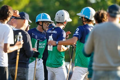"J. Castagnola" y "Poroto" reciben instrucciones de Adolfo Cambiaso en un descanso entre chukkers; el número 3 es la experiencia de un equipo que tiene tres jóvenes y muchísimo talento.