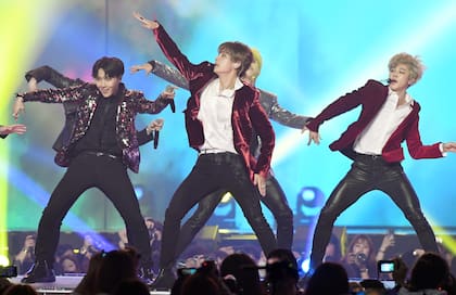 J-Hope, V y Jimin durante un show de 2018 en Corea del Sur
