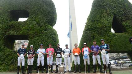 J. M. Zubía (suplente), E. Martínez Ferrario, C. Laprida, F. Sola, P. Pieres, P. Mac Donough, M. Novillo Astrada, J.M. Zavaleta, A. XCapella Barabuccui e I. Du Plessis, en el Obelisco, una movida para ir entrando en clima de Abierto